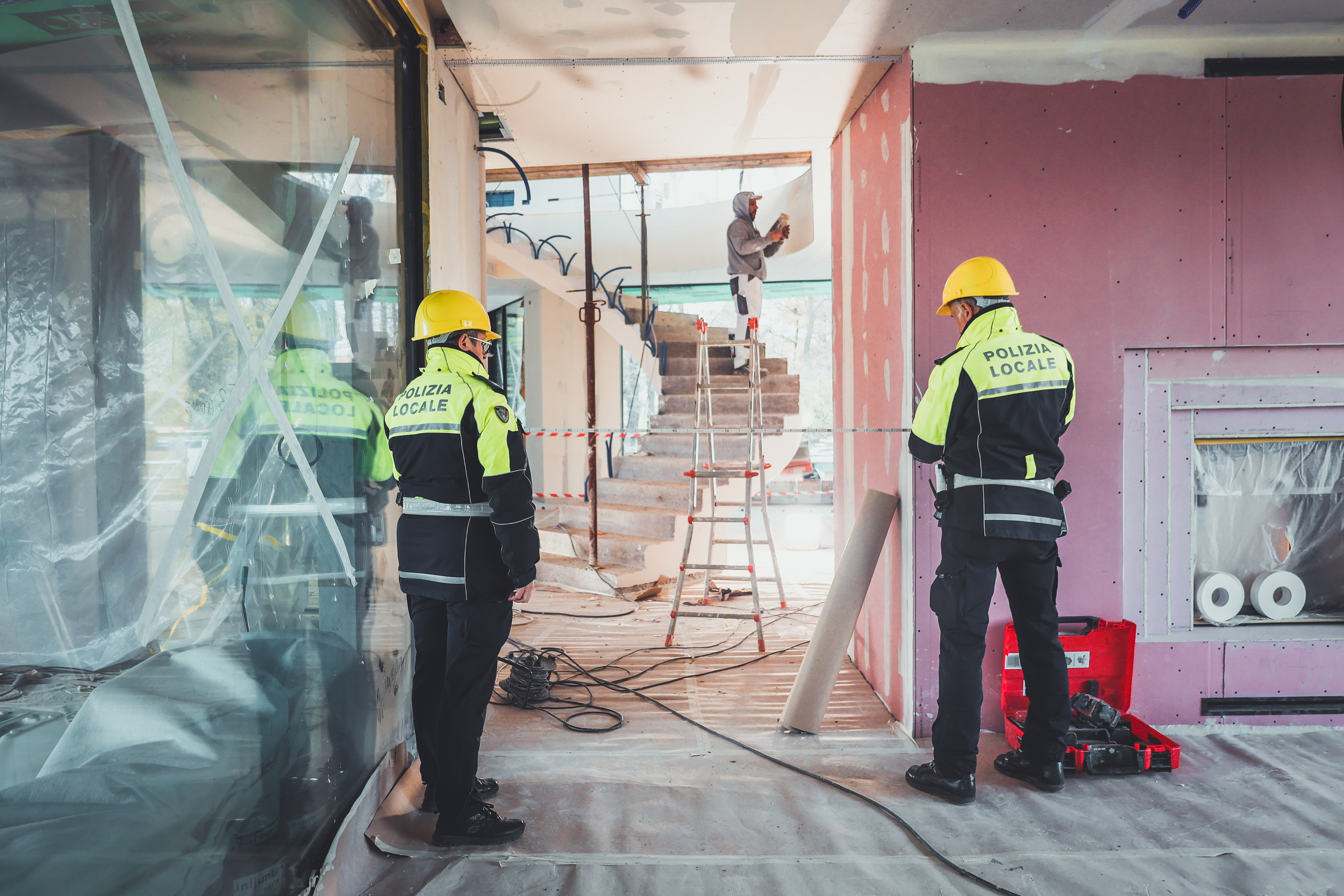 La pattuglia dopo aver effettuato sopralluoghi e rilievi tecnici, metrici e fotografici, verifica i titoli abilitativi e la regolarità del cantiere, accertando la conformità delle opere realizzate per garantire il rispetto delle norme urbanistiche, edilizie e paesaggistiche. In presenza di irregolarità, procedono con gli adempimenti previsti e con la redazione degli atti.
Un’attività tecnica e delicata, fondamentale per assicurare uno sviluppo urbano ordinato, tutelare l’ambiente e garantire la sicurezza dei cittadini.
