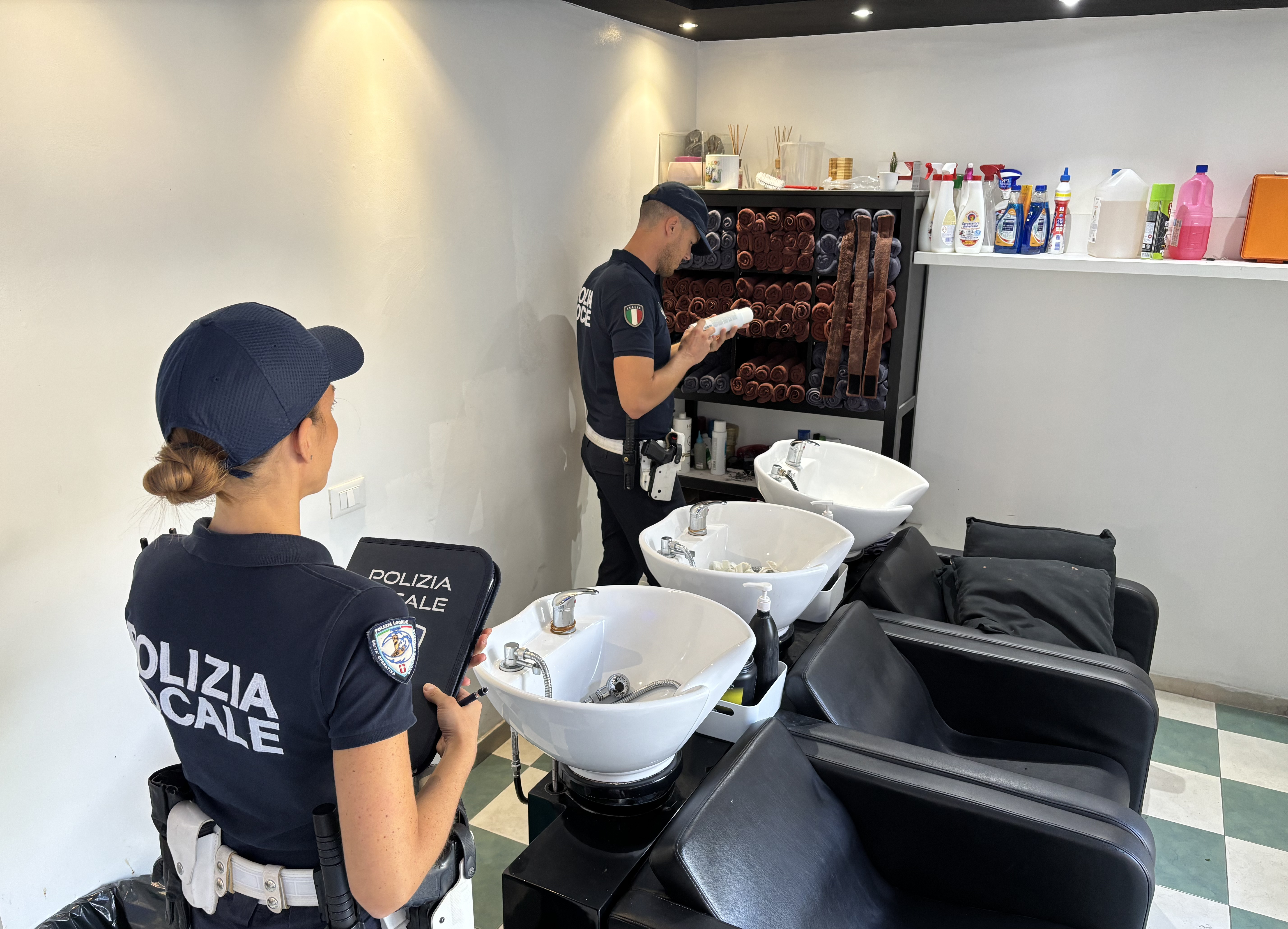 La pattuglia, impegnata in un sopralluogo presso un salone di acconciatura e barberia, verifica la conformità dei prodotti cosmetici e chimici utilizzati, come shampoo, tinte e spray, per prevenire l’impiego di sostanze nocive, scadute o non rispondenti alla normativa europea.

Il controllo riguarda anche le condizioni igienico-sanitarie dei locali, la corretta sterilizzazione degli strumenti da taglio, come forbici e rasoi, e la regolare gestione dei rifiuti speciali, a tutela della salute e della sicurezza dei cittadini.