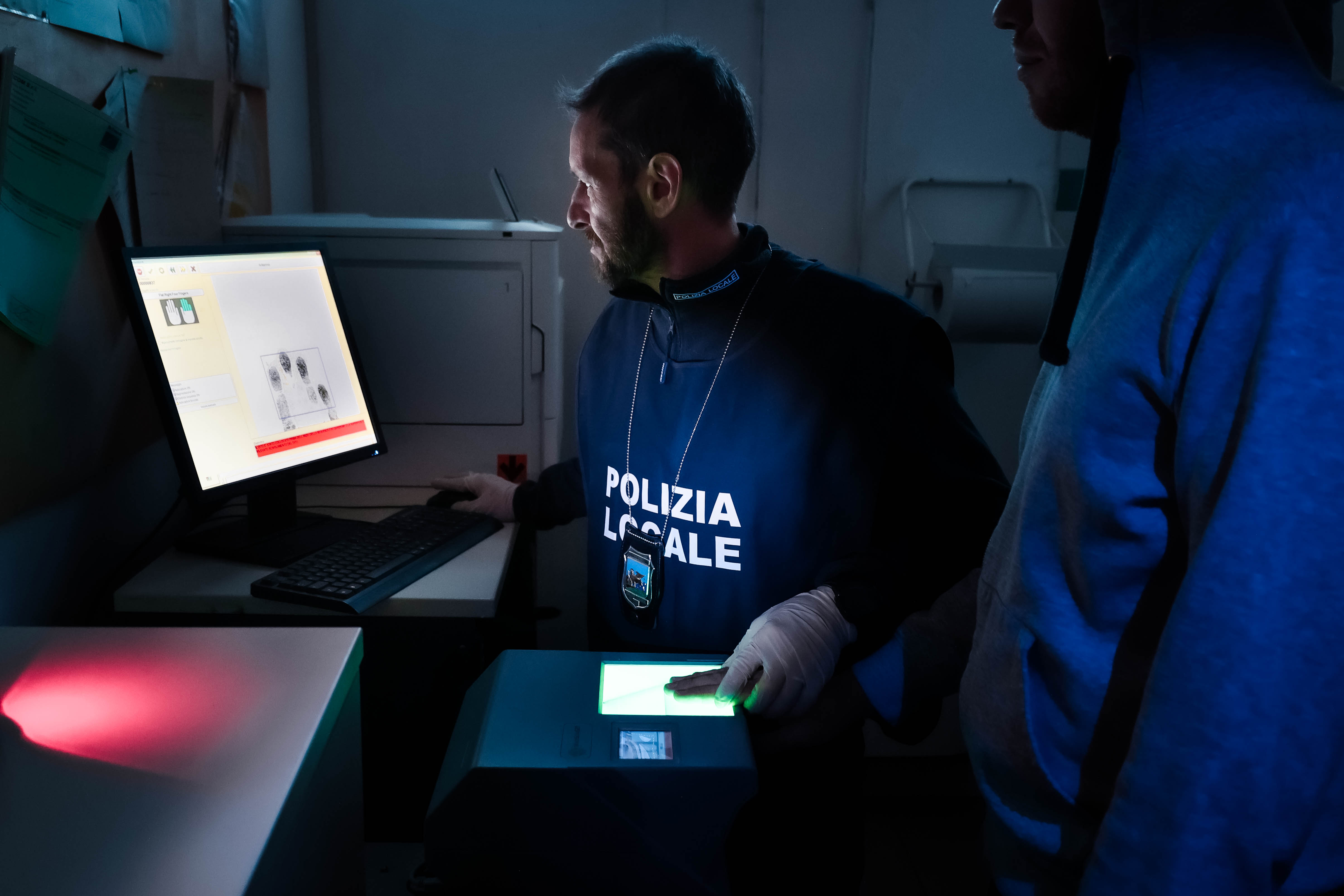 L'agente di Polizia Giudiziaria impegnato nell'acquisizione di rilievi fotodattiloscopici e fotografici di cittadino straniero privo di documenti a seguito.

L’attività del Fotosegnalamento, in particolare, è alla base di qualunque attività di polizia e richiede un' attenzione particolare per garantire la certezza dell’identità dei soggetti presenti sul territorio nei cui confronti vengono emessi provvedimenti giudiziari.