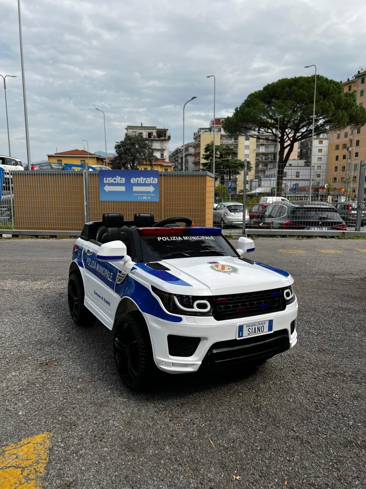 Automobilina con livrea polizia municipale donata al reparto di terapia intensiva neonatale dell'ospedale di Nocera Inferiore 