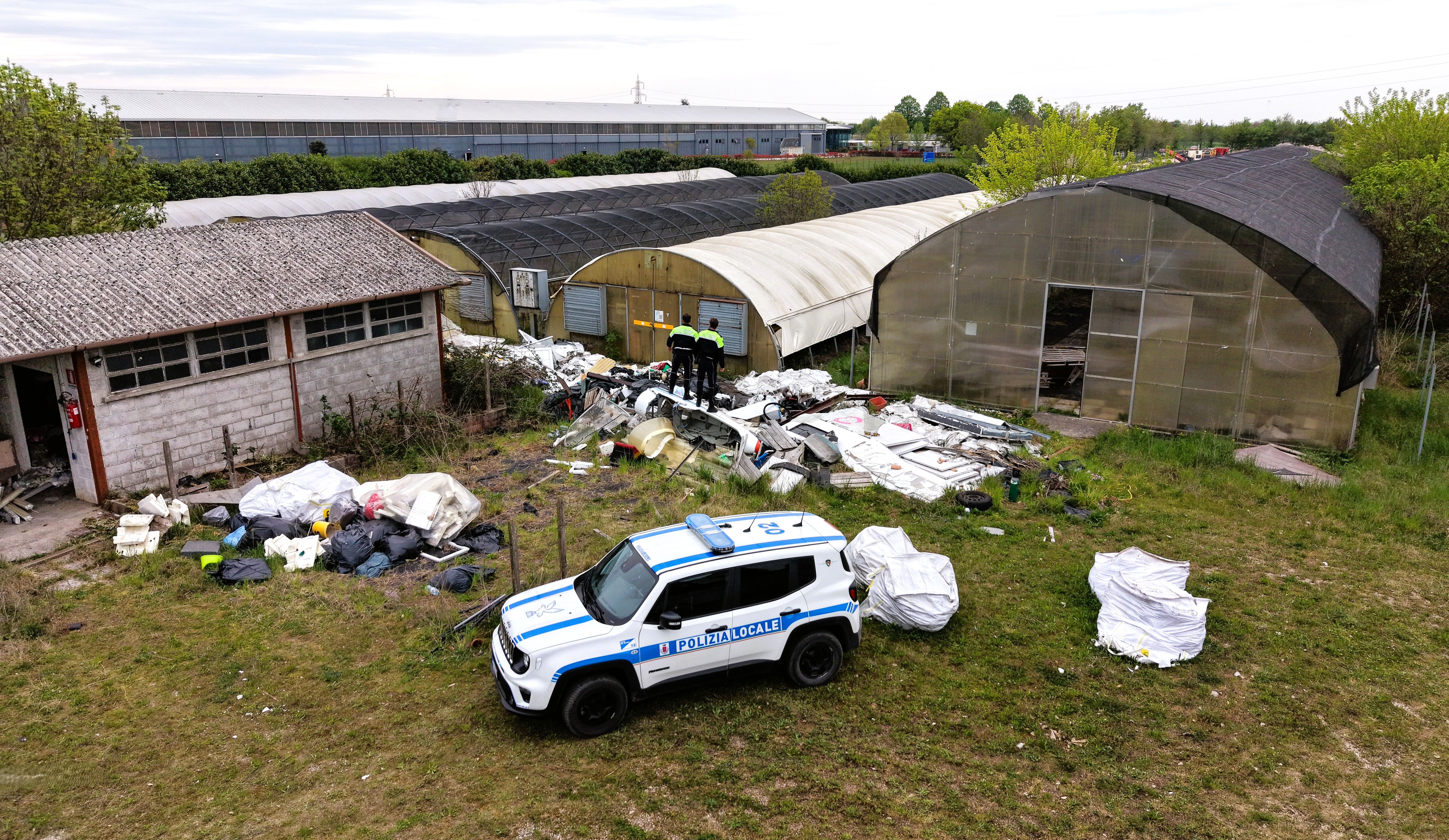 La Polizia Locale di Reana del Rojale ha effettuato un’attività di controllo e accertamento finalizzata all’individuazione dei responsabili dell’abbandono illecito di rifiuti. L’intervento ha interessato un’area utilizzata come vera e propria discarica abusiva, dove sono stati rinvenuti ingenti quantitativi di materiali e rifiuti abbandonati. L’operazione si inserisce nell’attività di contrasto e prevenzione del fenomeno dell’abbandono indiscriminato dei rifiuti e di tutela del territorio.