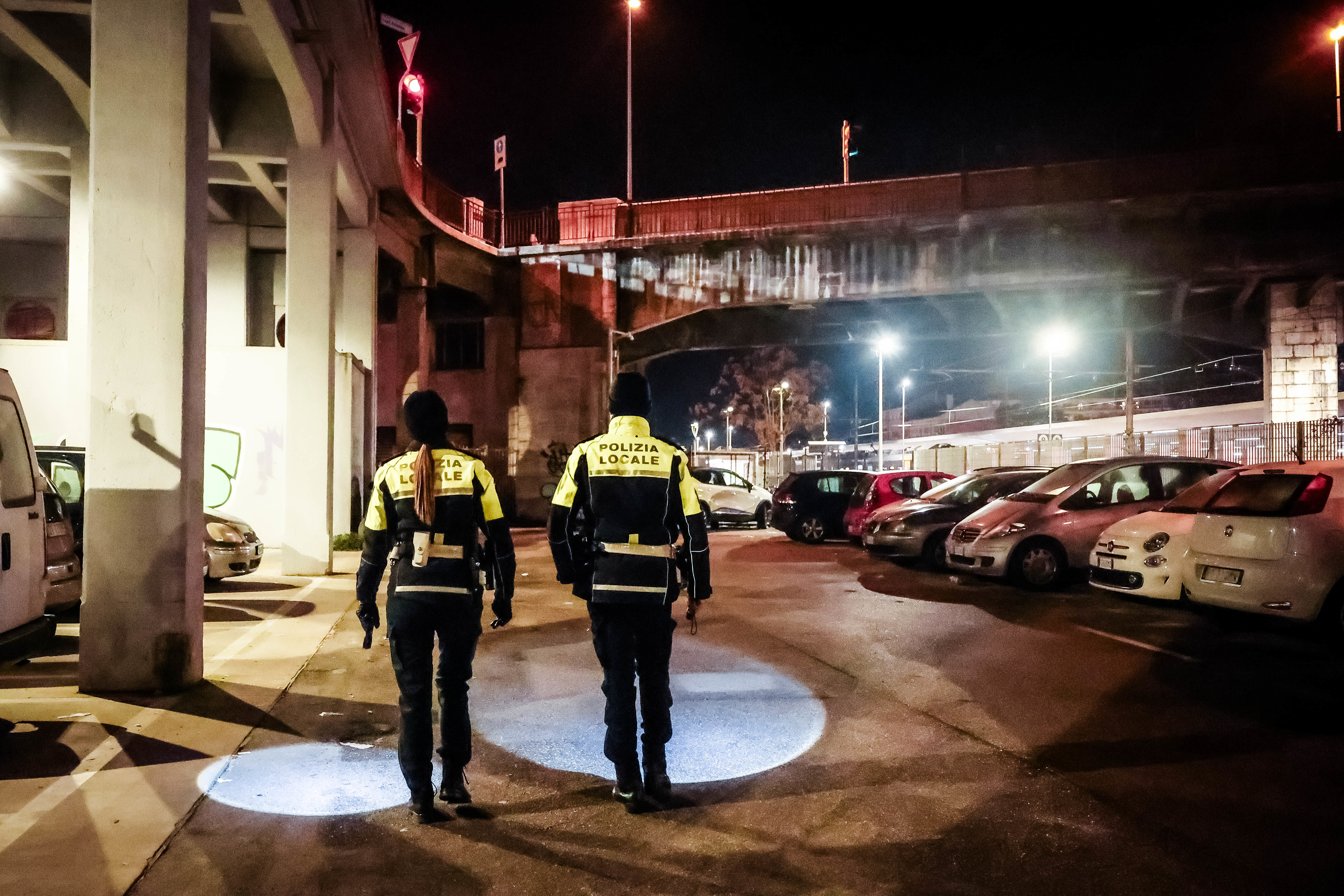Attività di prevenzione e controllo nelle aree maggiormente sensibili della città. In particolare, la pattuglia impegnata nel servizio notturno ha svolto specifici controlli nella zona della stazione, garantendo una presenza di prossimità fondamentale per la sicurezza della comunità, il contrasto al degrado urbano e la prevenzione della criminalità, con particolare attenzione ai reati di tipo predatorio.
